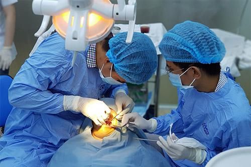 Chi 300 triệu đồng bọc răng sứ, người đàn ông phải nhổ toàn bộ răng thật