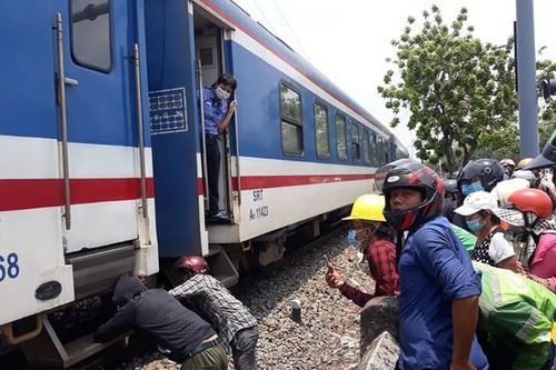 TP. HCM: Vừa nghe điện thoại vừa băng qua đường ray, một người phụ nữ bị cán tử vong