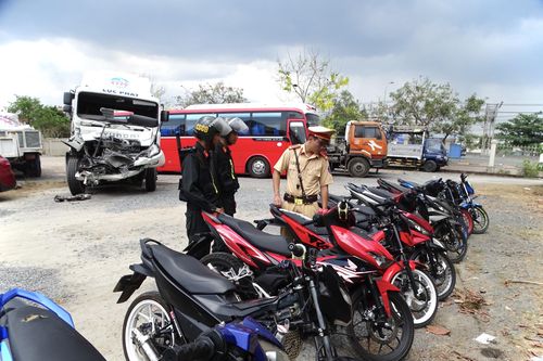 Nhóm thanh, thiếu niên tập trung đua xe trên quốc lộ 51