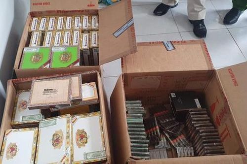 Bắt nam tiếp viên hàng không buôn bán hàng cấm