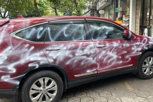 Công an xác minh vụ xế hộp đỗ trên vỉa hè bị phun sơn trắng xóa