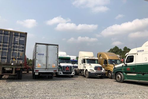 Hàng loạt bãi xe container tự phát dọc tuyến đường huyết mạch ở Bình Dương