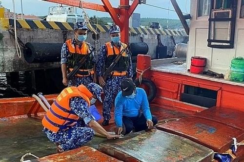 Tàu vỏ gỗ chở 60.000 lít dầu DO không rõ nguồn gốc