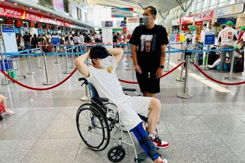 Karik bị chấn thương nặng sau cú ngã từ sân khấu xuống đất