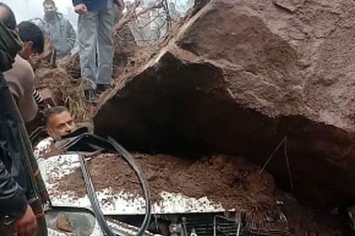 Bị tảng đá khổng lồ đè nát ô tô, tài xế thoát chết thần kỳ