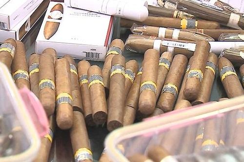Bắt giữ tiếp viên hàng không buôn lậu gần 1 tạ Cigar