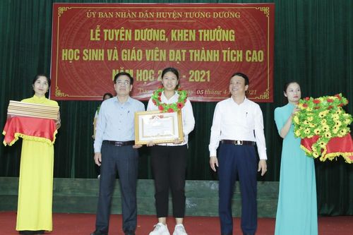 Cái nghĩ 'lạ lùng' của một nữ sinh thủ khoa tại xã rẻo cao ở Nghệ An