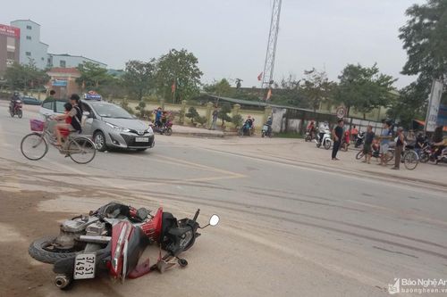 Taxi va chạm với xe máy trên Quốc lộ 7, người đàn ông nguy kịch