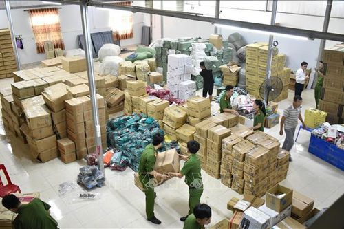 Liên tiếp phát hiện nhiều kho lớn chứa hàng hóa không rõ xuất xứ