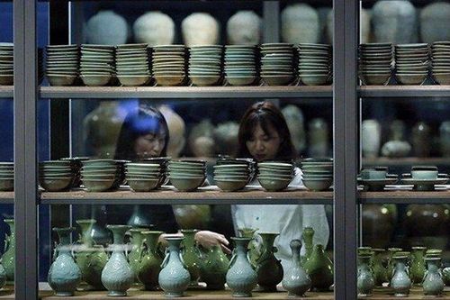 Bỏ 1 thùng bánh để đổi chiếc bát, chủ nhân ngỡ ngàng nhận về 17 tỷ đồng