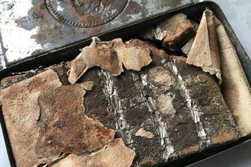 Dọn gác mái bất ngờ tìm thấy hộp chocolate còn nguyên vẹn sau 121 năm