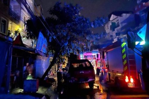 Giải cứu thành công 4 người mắc kẹt trong căn nhà bốc cháy trong đêm