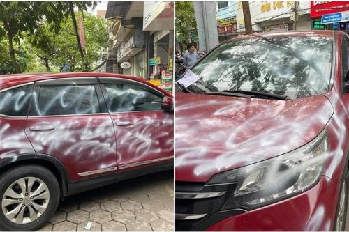 Đậu ô tô chắn lối ra vào cửa hàng, chiếc xe bị phun sơn trắng xóa, loang lổ