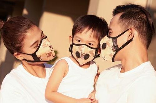 Gia đình Thúy Diễm đeo khẩu trang ton-sur-ton dạo phố