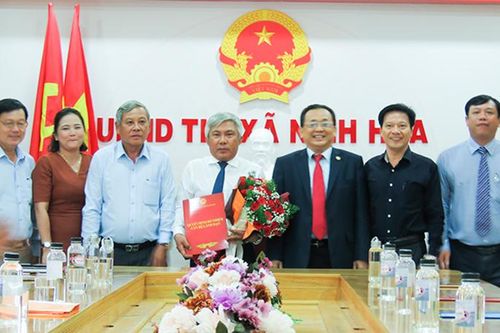 Trao Quyết định phê chuẩn kết quả bầu Phó Chủ tịch UBND thị xã Ninh Hòa