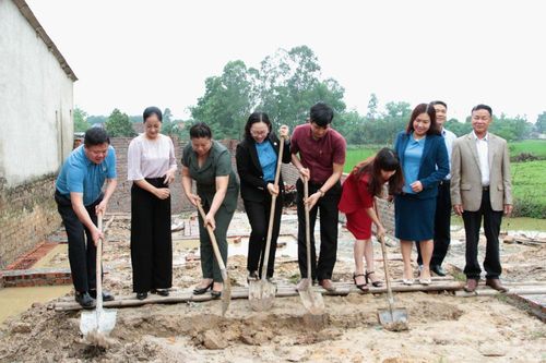Hỗ trợ xây dựng nhà Mái ấm công đoàn