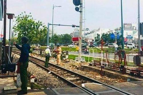 Bỏ lại xe đạp, người phụ nữ lao vào đoàn tàu đang chạy
