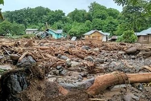 Indonesia và Đông Timor xơ xác vì lũ quét