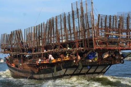 Một tàu câu mực vỏ thép cùng 9 ngư dân mất liên lạc nửa tháng qua
