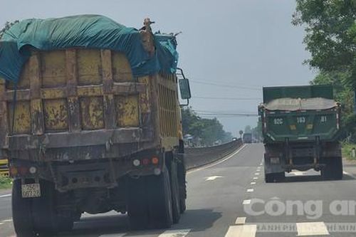Thừa Thiên Huế: Người dân bức xúc với xe 'hổ vồ' chạy rầm rập trên quốc lộ