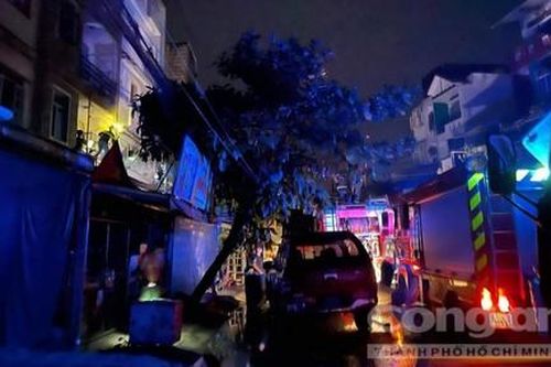 Cảnh sát cứu 4 người trong đám cháy ở Sài Gòn