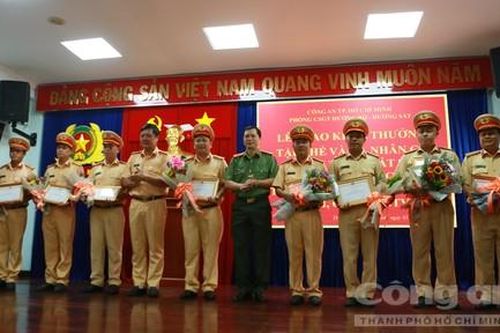 Công an TPHCM khen thưởng CBCS CSGT có thành tích xuất sắc
