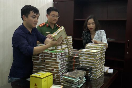 Khởi tố tiếp viên hãng hàng không buôn lậu 9500 điếu xì gà