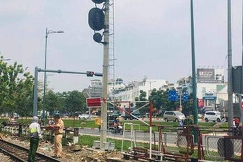 TP.HCM: Vấp ngã khi đi bộ vào đường sắt, người phụ nữ bị xe lửa cán đứt chân