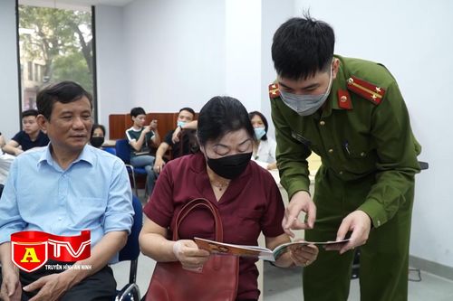 Tuyên truyền PCCC tại điểm cấp căn cước công dân