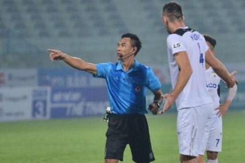'Treo còi' trọng tài nương tay với bạo lực ở V-League