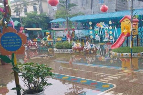 Trường ngập nước, hơn 350 học sinh mần non nghỉ học