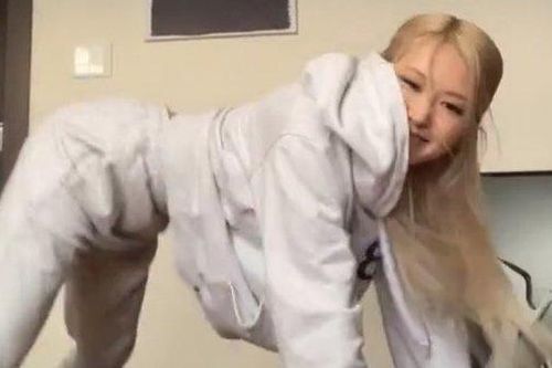 Rosé thể hiện vũ đạo 'WAP'