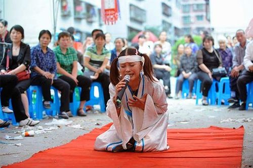 Dằn mặt 'kẻ thứ ba' và những nghề kỳ lạ ở Trung Quốc