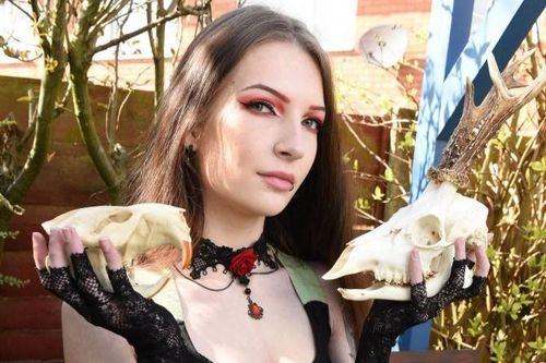 Nữ người mẫu không có bạn trai vì sở thích sưu tầm xương