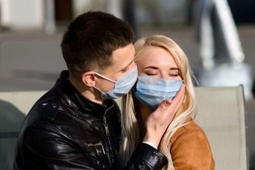 Giới trẻ Mỹ nóng lòng tụ tập, thân mật giữa Covid-19
