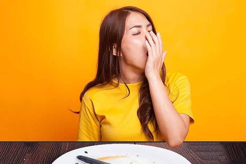 Lý do bạn cảm thấy buồn ngủ sau khi ăn trưa