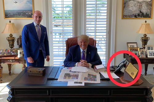 Vật đáng chú ý trên bàn làm việc mới của ông Trump