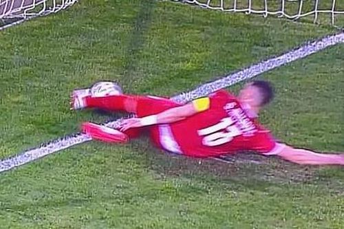 Bán đấu giá đôi giày trong trận Ronaldo mất bàn thắng