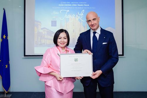 Bà Trang Lê nhận huân chương của chính phủ Italy