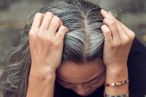 Làm thế nào để tóc không bị bạc sớm?