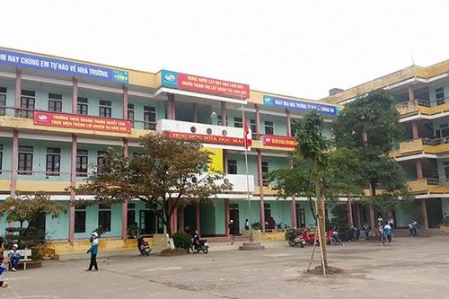 Cô giáo cắt tóc nam sinh tại lớp vì... trông 'như đầu gấu'