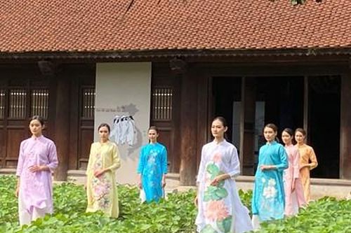 Trình diễn áo dài tại Văn Miếu-Quốc Tử Giám (Hà Nội)