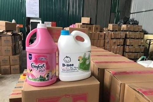 Hà Nội: Bắt hàng nghìn can nước giặt D-nee, Comfort sản xuất bằng 'công nghệ xô chậu'