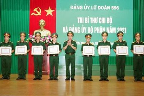 Lữ đoàn 596 trao thưởng Hội thi Bí thư Chi bộ và Đảng ủy bộ phận năm 2021