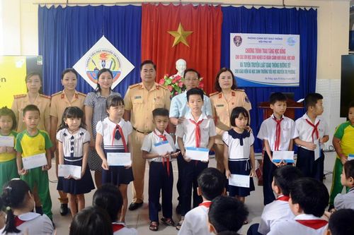 Tuyên truyền Luật ATGT, trao học bổng cho học sinh nghèo hiếu học