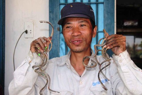 Đi làm căn cước 30 phút không lấy được vân tay, người đàn ông gây sốc với bộ móng 'khủng'