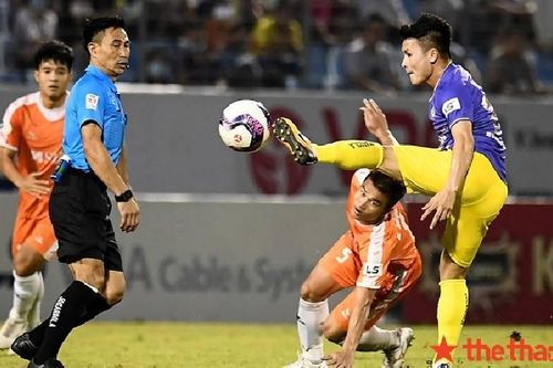 Treo còi trọng tài 'nương tay' với… Văn Quyết, Việt Anh