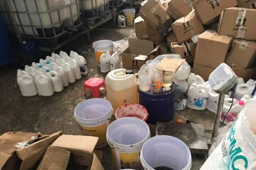 Hà Nội: Bắt quả tang một cơ sở tại Sóc Sơn sản xuất nước giặt giả, nhái thương hiệu