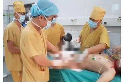 Chữa nhọt bằng lá, hai người đàn ông suýt mất mạng
