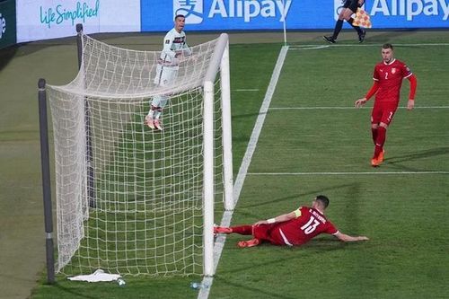 Bán đấu giá đôi giày trong trận Ronaldo bị hụt bàn thắng